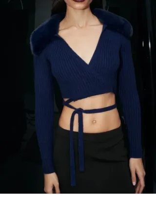 Chaqueta azul marino con cuello de pelo