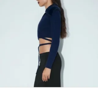 Chaqueta azul marino con cuello de pelo