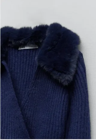 Chaqueta azul marino con cuello de pelo
