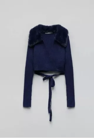 Chaqueta azul marino con cuello de pelo