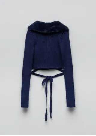 Chaqueta azul marino con cuello de pelo