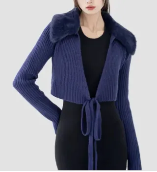 Chaqueta azul marino con cuello de pelo