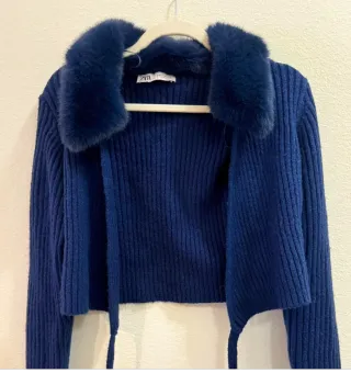 Chaqueta azul marino con cuello de pelo