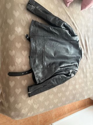 Chaqueta motera rocker cruzada con protecciones