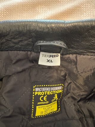 Chaqueta motera rocker cruzada con protecciones