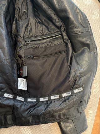 Chaqueta motera rocker cruzada con protecciones