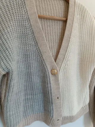Cárdigan beige y gris