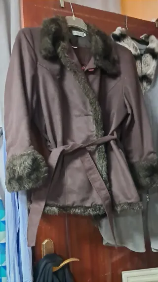 Chaqueta morada berengena con pelo sintético