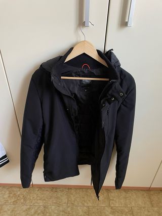 Giacca nera con cappuccio