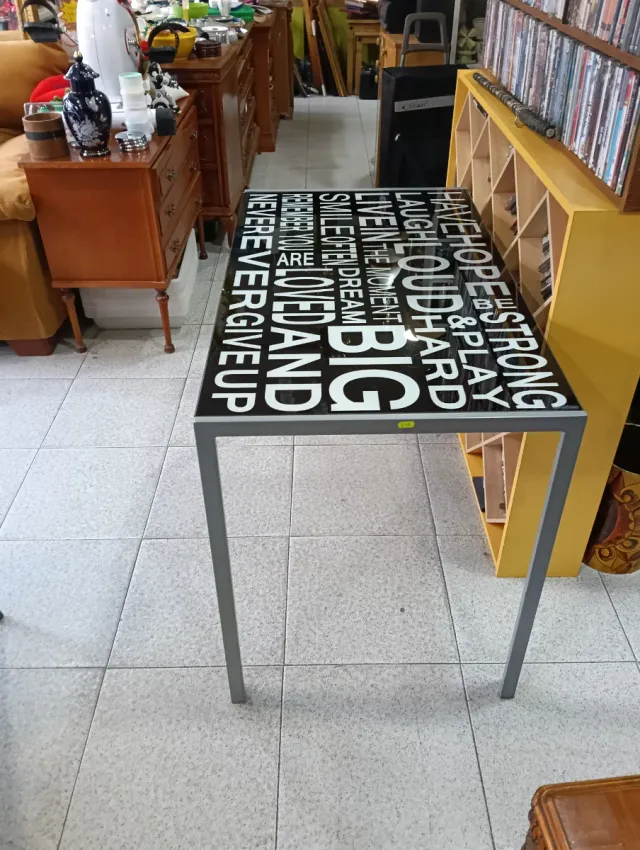 Mesa de cristal con diseño de texto