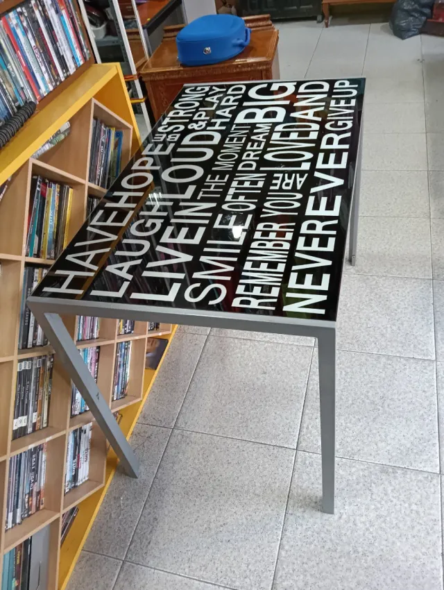 Mesa de cristal con diseño de texto