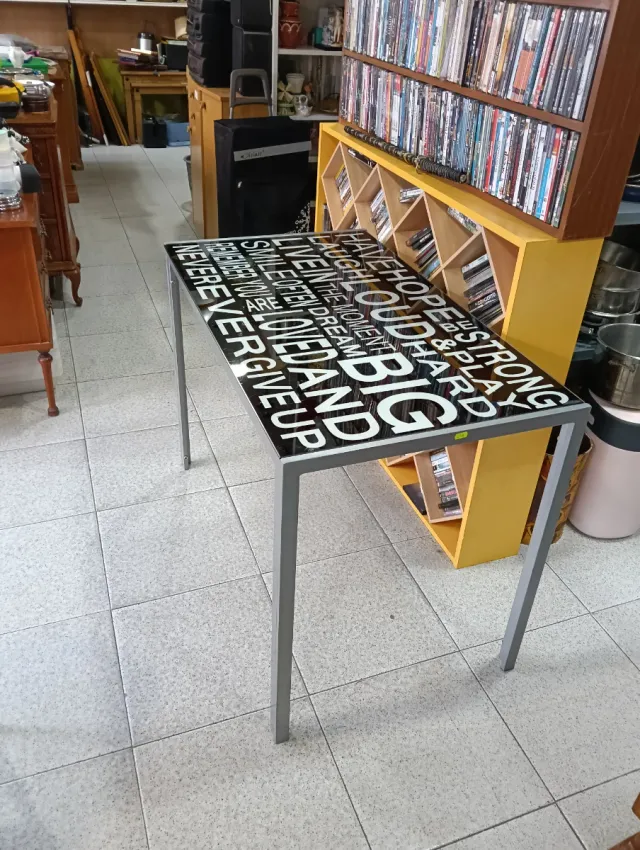Mesa de cristal con diseño de texto
