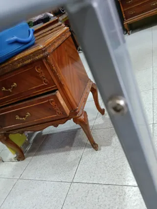 Mesa de cristal con diseño de texto