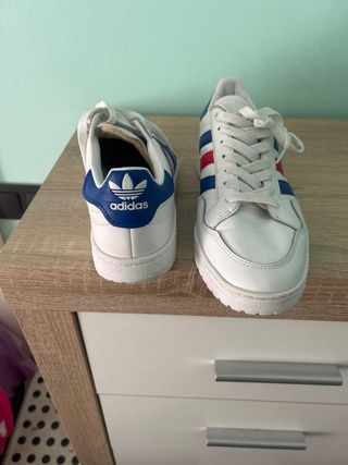 Adidas Bambas Blancas Tiras Azul y Rojo