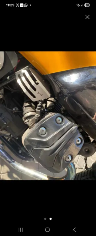 Moto Guzzi custom clásica amarilla y negra