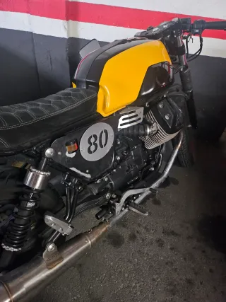 Moto Guzzi custom clásica amarilla y negra