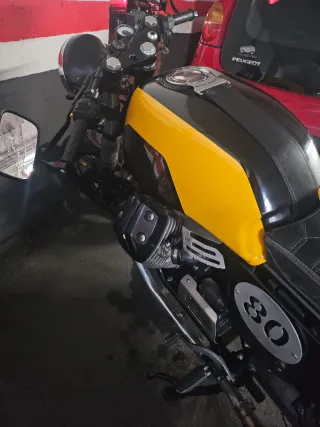 Moto Guzzi custom clásica amarilla y negra
