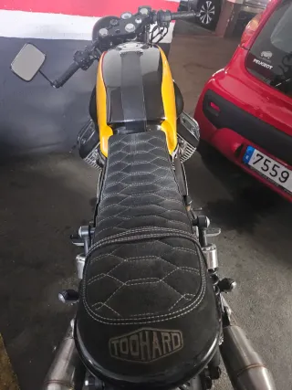 Moto Guzzi custom clásica amarilla y negra