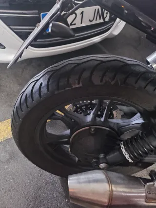 Moto Guzzi custom clásica amarilla y negra