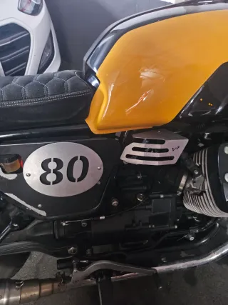 Moto Guzzi custom clásica amarilla y negra