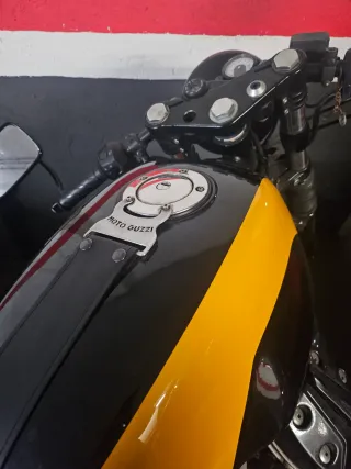 Moto Guzzi custom clásica amarilla y negra