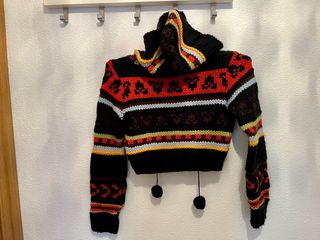 Chaquetilla de lana cropped con pompones