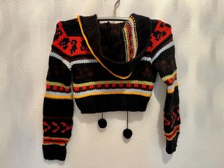 Chaquetilla de lana cropped con pompones