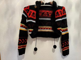 Chaquetilla de lana cropped con pompones