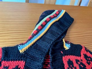 Chaquetilla de lana cropped con pompones