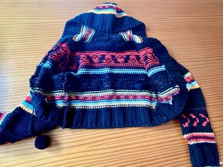 Chaquetilla de lana cropped con pompones