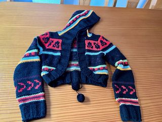 Chaquetilla de lana cropped con pompones