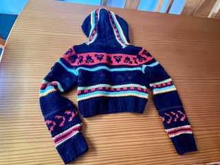 Chaquetilla de lana cropped con pompones