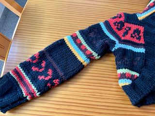 Chaquetilla de lana cropped con pompones