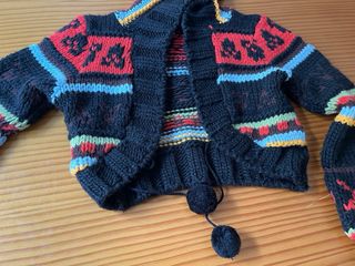 Chaquetilla de lana cropped con pompones