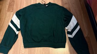 Sudadera verde con rayas blancas