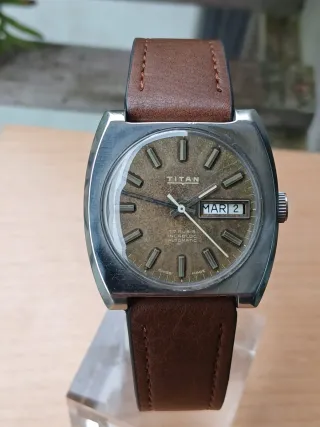 Reloj Titan Automático Marrón