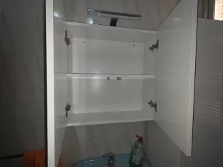 Armarios de baño blancos y azules