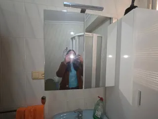 Armarios de baño blancos y azules