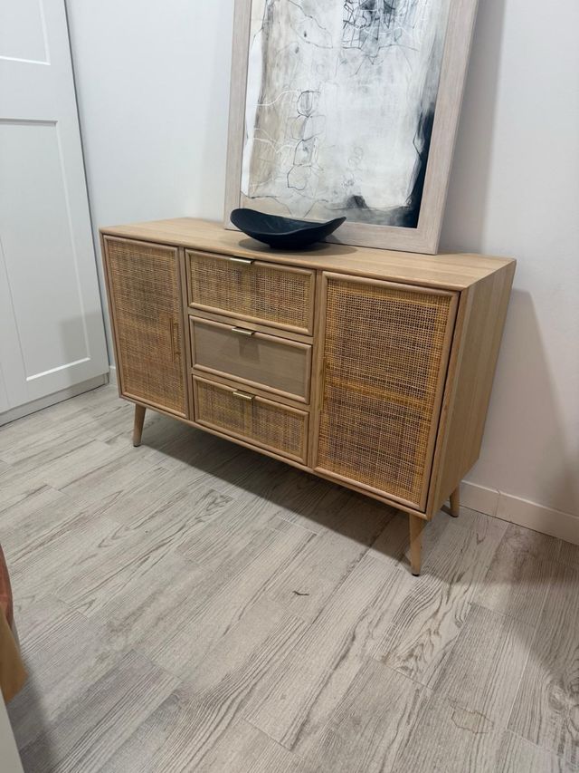 Aparador de madera y ratán