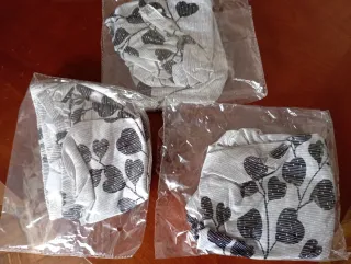 Fundas para sillas grises y blancas
