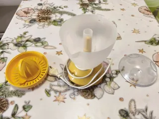 Exprimidor eléctrico amarillo