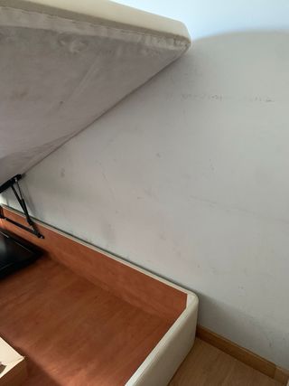 Canapé tapizado beige y blanco