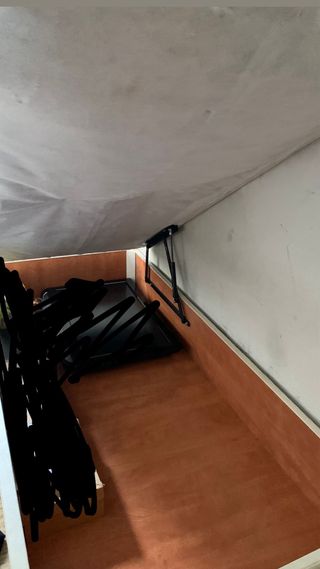 Canapé tapizado beige y blanco