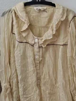 Camisa Beige con Detalles Dorados