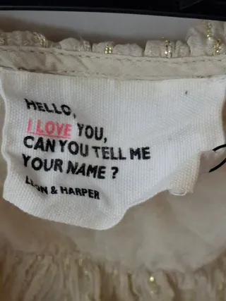 Camisa Beige con Detalles Dorados