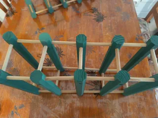 Botellero de madera verde