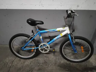 Bicicleta BMX infantil azul y blanca