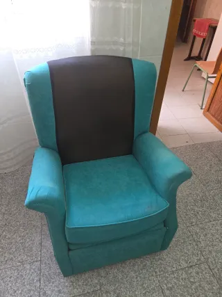 Sillón de tela azul y negro