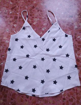 Blusa blanca con estrellas negras