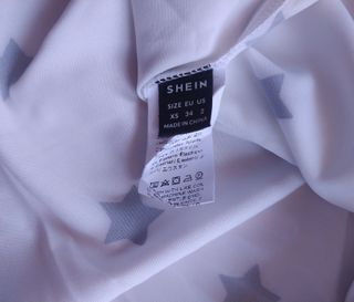 Blusa blanca con estrellas negras